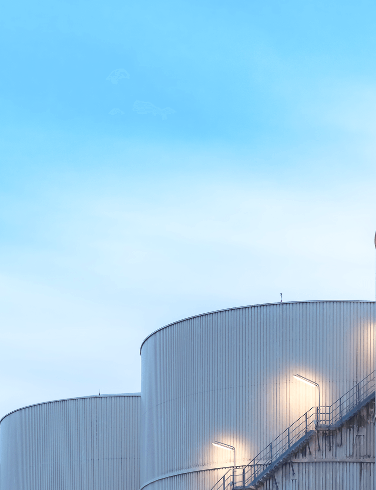 Técnico inspecionando tubulações industriais