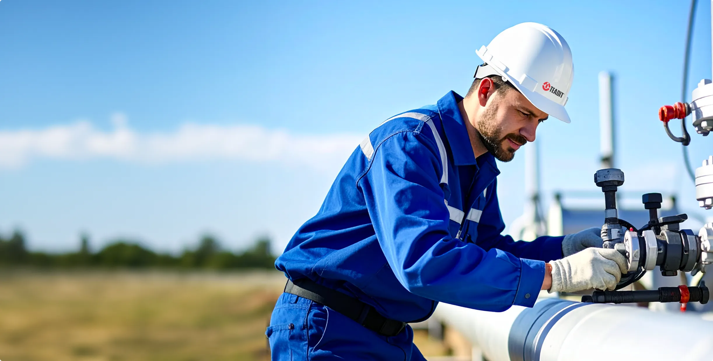 Técnico inspecionando tubulações industriais